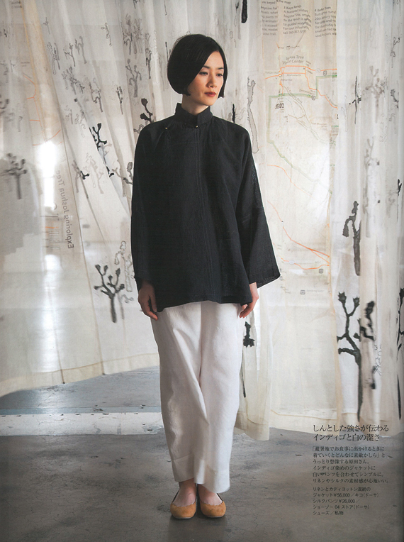 The calm strength of charcoal with the purity of white. “How perfect to have this outfit for dinner at a resort,” says Tomoyo, dreaming away. The simple elegance of a charcoal jacket paired with white pants. The beautiful feel of linen and silk.